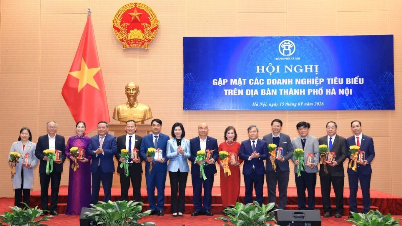 Les dirigeants de Hanoï offrent des fleurs aux entreprises emblématiques de la capitale.