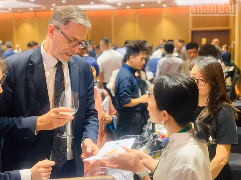 L’ambassadeur de France au Vietnam, Olivier Brochet, déguste du vin lors de l’événement. Photo : NDEL.