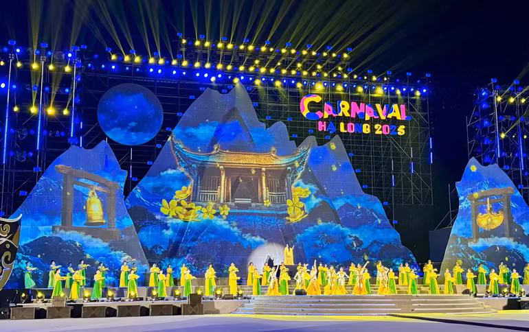 Un spectacle culturel lors de la cérémonie d'ouverture du Carnaval d'Ha Long. Photo : NDEL.