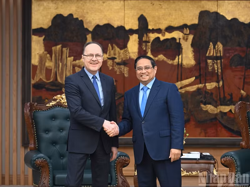 Rencontre entre le Premier ministre Pham Minh Chinh (droite) et l'ambassadeur de Russie au Vietnam. Photo : NDEL.