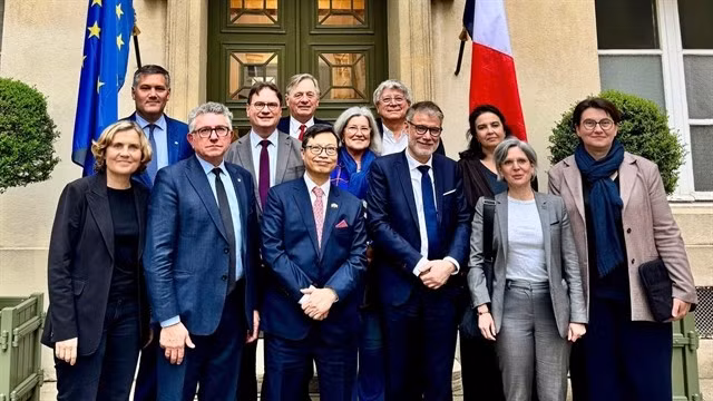 L’ambassadeur du Vietnam en France, Trinh Duc Hai, et le président du groupe d’amitié France - Vietnam à l’Assemblée nationale française, Michel Criaud, posent pour une photo de groupe. Photo : VNA.