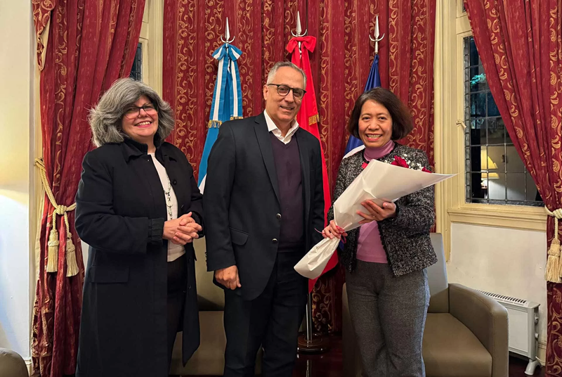 L’ambassadrice vietnamienne en Argentine, Ngo Minh Nguyet et l’ambassadeur de Cuba, Pedro Pablo Prada. Photo : Baoquocte.