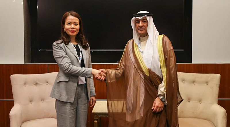 La vice-ministre vietnamienne des Affaires étrangères Nguyen Minh Hang et le secrétaire général du Conseil de coopération du Golfe (CCG), Jasem Mohamed Albudaiwi. Photo : Baoquocte.