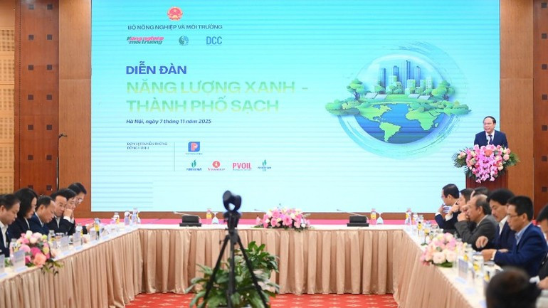 Vue d’ensemble du forum « Énergie verte – villes propres » organisé par le ministère de l’Agriculture et de l’Environnement. Photo : nhandan.vn