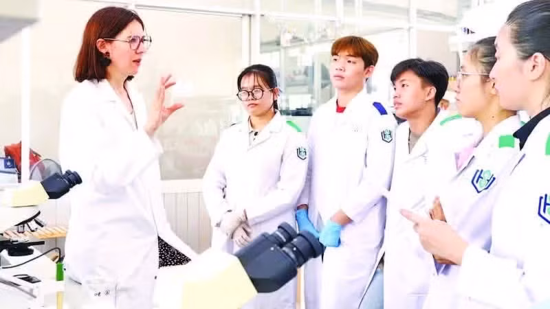 Le professeur Emilie Allard Vannier, de l’Université de Tours en France, encadre des étudiants de l’Université des Sciences de la Sante, relevant de l’Université nationale de Ho Chi Minh-Ville, lors d’une séance de travaux pratiques. Photo : UHS.