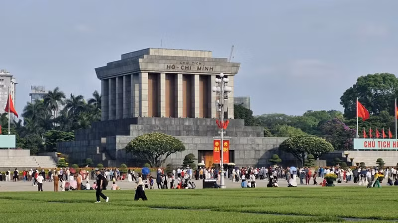 Affluence de visiteurs au mausolée du Président Hô Chi Minh (à Hanoi) à l’occasion du 30 avril et du 1er mai. Photo : Hanoimoi.