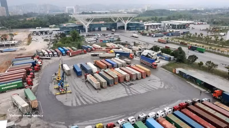 Vue d’ensemble des entrepôts du poste-frontière international de Mong Cai. Photo : VNA.