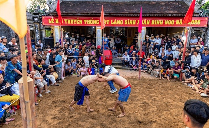 Le festival traditionnel de lutte du village de Sinh s’ouvre dès l’aube du 10e jour du Nouvel An lunaire.