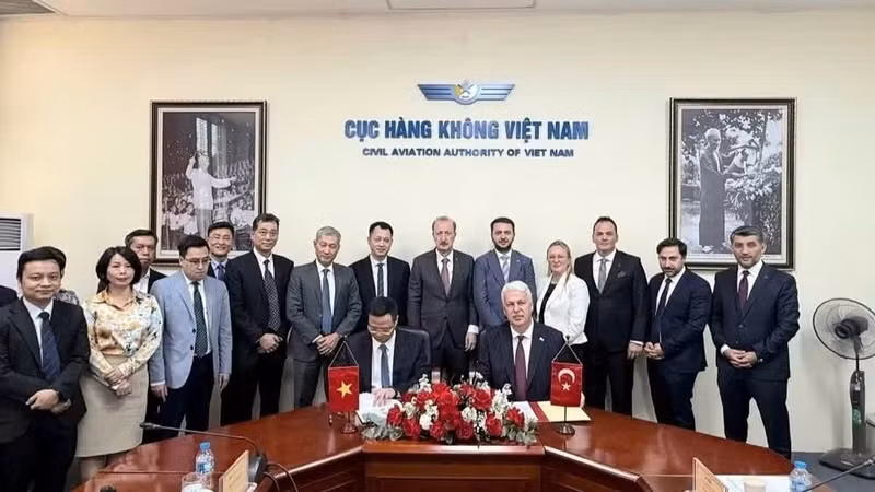 Cérémonie de signature du mémorandum d’entente. Photo : Autorité de l’aviation civile du Vietnam.