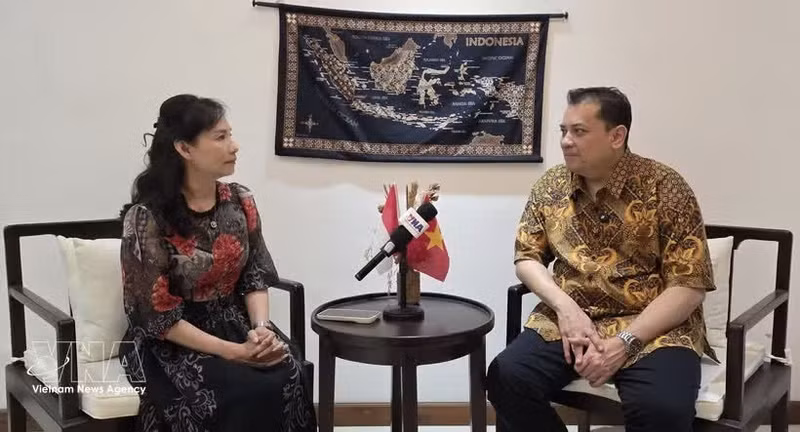 Le directeur du Centre d’études sur l’Asie du Sud-Est (CSEAS) d’Indonésie, le Dr Arisman (droite), lors d’un entretien accordé à l’Agence vietnamienne d’information (VNA). Photo : VNA.