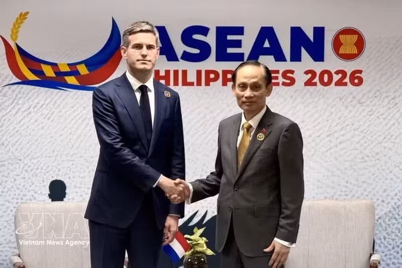 Le ministre vietnamien des Affaires étrangères Le Hoai Trung (à droite) et son homologue néerlandais Tom Berendsen. Photo : VNA.