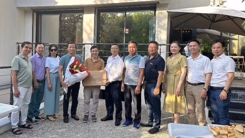 Les responsables des représentations vietnamiennes en France félicitent les correspondants permanents à l’occasion du 101e anniversaire de la Journée de la Presse révolutionnaire vietnamienne.