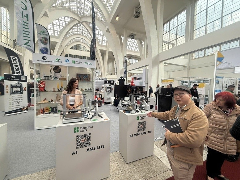 Nguyen Viet Anh, chef du Bureau commercial du Vietnam en République tchèque, visite la Foire internationale de l’industrie de Brno. Photo : Congthuong.
