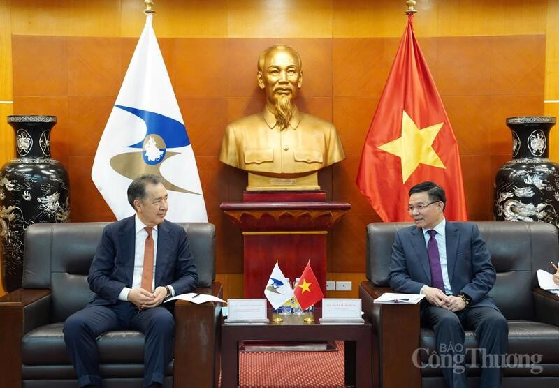 Le ministre par intérim de l’Industrie et du Commerce Le Manh Hung reçoit le président du Conseil de la Commission économique eurasiatique (EEC), Bakytzhan Sagintayev. Photo : Congthuong.