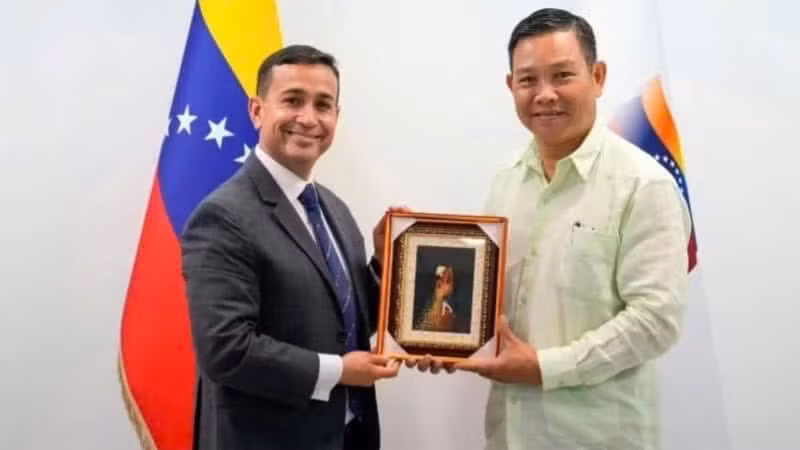 L’ambassadeur du Vietnam au Venezuela, Vu Trung My (à droite) et le ministre vénézuélien du Commerce extérieur, Johann Álvarez Márquez.
