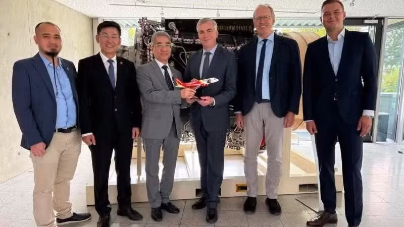 L'ambassadeur Nguyen Dac Thanh et un représentant de VietJet Air offrent un cadeau souvenir à un responsable de l'Office fédéral allemand de l'aviation civile. Photo : Ambassade du Vietnam en Allemagne.