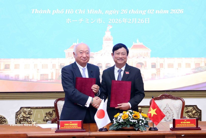 Vo Van Minh, président du Conseil populaire de Hô Chi Minh-Ville (à droite), et Yanai Shungaku, président de l’Assemblée préfectorale de Yamaguchi (Japon), signent le mémorandum d’entente sur les échanges et la coopération. Photo : VNA.