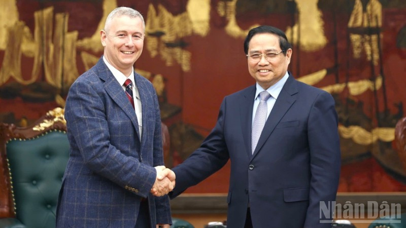 Le Premier ministre Pham Minh Chinh (droite) et l’ambassadeur de Belgique au Vietnam, Karl Van Den Bossche. Photo : NDEL.