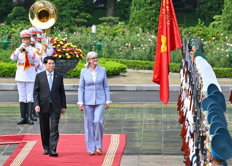 Le président de la République Luong Cuong et la gouverneure générale d’Australie, Sam Mostyn, lors de la cérémonie d'accueil. Photo : NDEL.