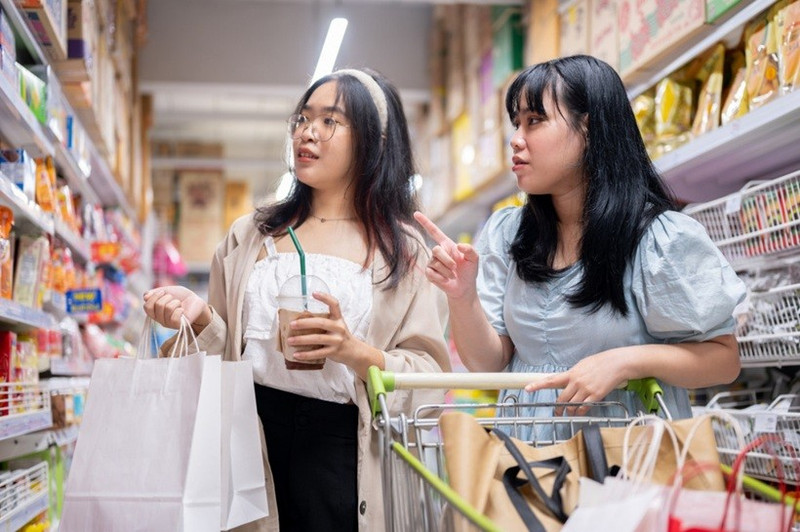 Des consommateurs font leurs courses dans un supermarché. Photo : tapchicongthuong.