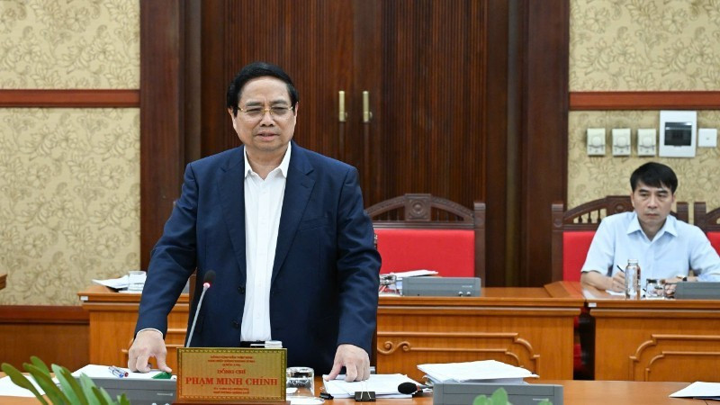 Le Premier ministre Pham Minh Chinh (debout) lors de la réunion. Photo : NDEL.