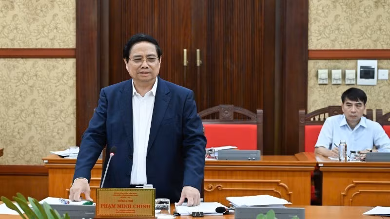 Le Premier ministre Pham Minh Chinh (debout) lors de la réunion. Photo : NDEL.