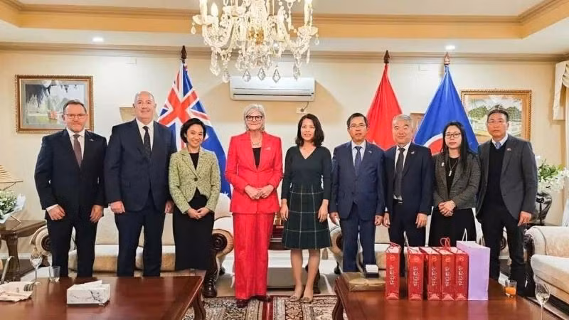 La gouverneure générale d’Australie, Sam Mostyn pose pour une photo avec l’ambassadeur Pham Hung Tam et les consuls généraux du Vietnam à Sydney et à Perth. Photo : Ambassade du Vietnam en Australie.