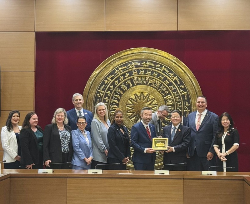 Le vice-président de l'Assemblée nationale, Nguyen Duc Hai, offre des souvenirs à la délégation de l’Assemblée législative de l’État de l’Oregon (États-Unis). Photo : VNA.