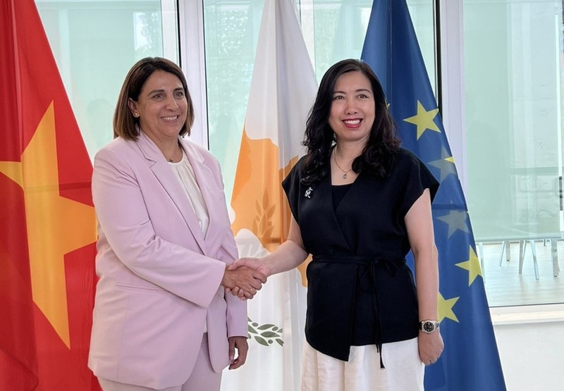 La vice-ministre vietnamienne des Affaires étrangères, Le Thi Thu Hang (à droite) et la vice-ministre permanente auprès du président chypriote, Irene Piki. Photo : VNA.