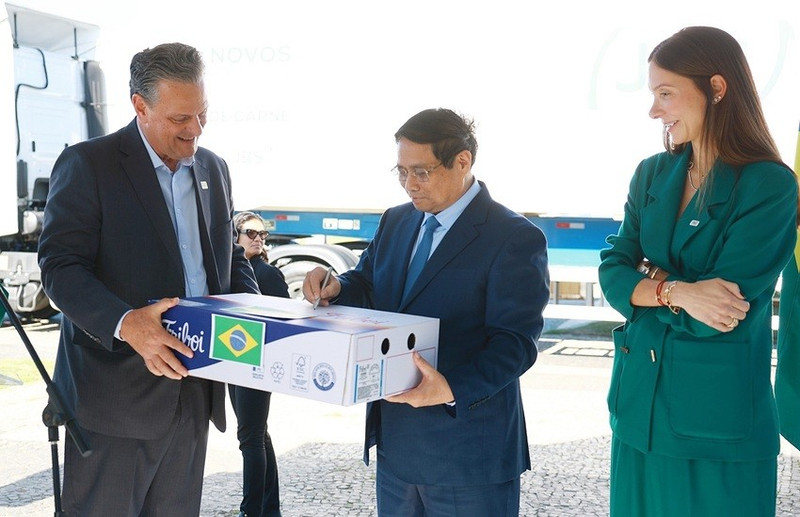 Le Premier ministre Pham Minh Chinh signe sur le premier lot de bœuf brésilien exporté vers le Vietnam. Photo : VNA.