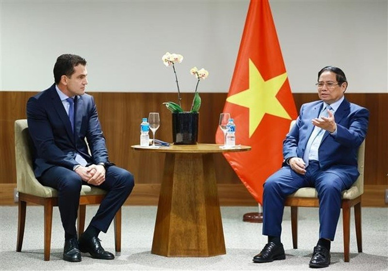 Le Premier ministre Pham Minh Chinh et un représentant du groupe JBS. Photo : VNA.