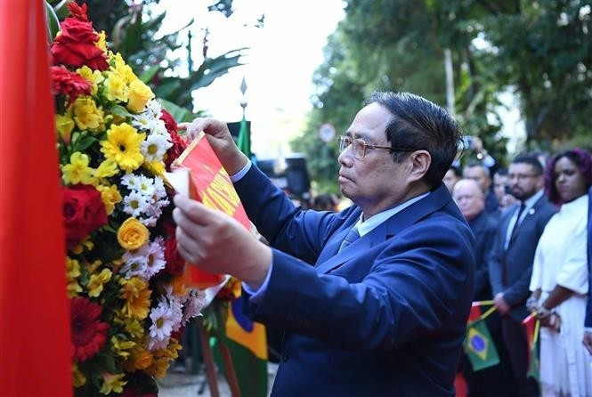 Le Premier ministre Pham Minh Chinh dépose une gerbe de fleurs au président Ho Chi Minh au Brésil. Photo : VNA.