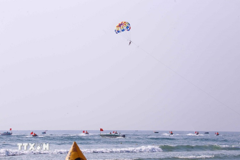 Activités sportives dans le cadre du programme « Saison du tourisme balnéaire de Da Nang », en avril 2025. Photo : VNA.