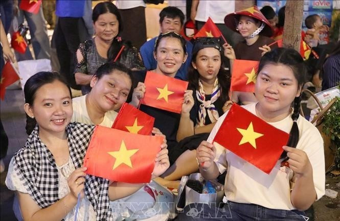 Des étudiants se rassemblent sur le trottoir de la rue Nam Ky Khoi Nghia pour attendre le défilé militaire et civil célébrant le 50e anniversaire de la Libération du Sud et de la Réunification nationale (30 avril 1975 - 30 avril 2025). Photo d’illustration : VNA.