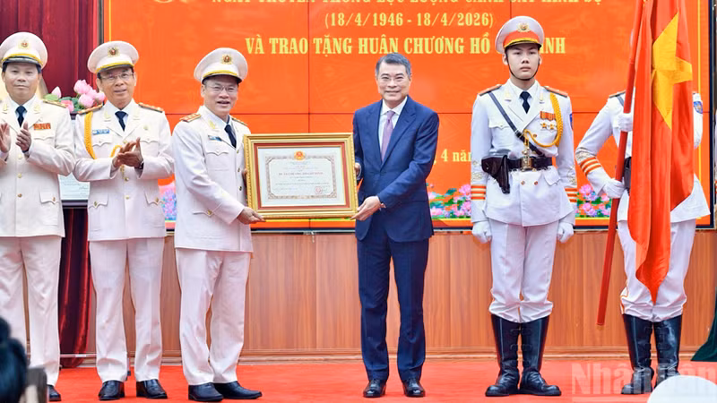 Le Premier ministre Le Minh Hung remet l’Ordre Ho Chi Minh aux forces de police criminelle du ministère de la Sécurité publique. Photo : NDEL.