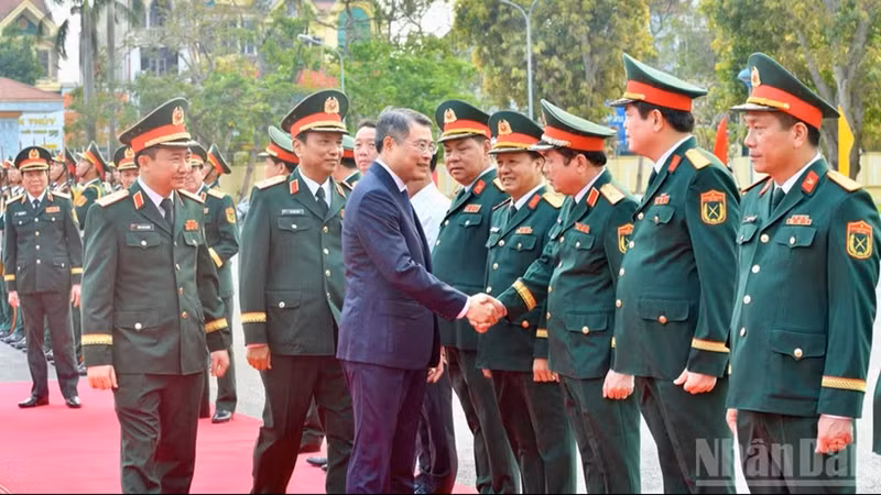 Le Premier ministre Le Minh Hung avec des généraux et des officiers supérieurs. Photo : Nhân Dân.