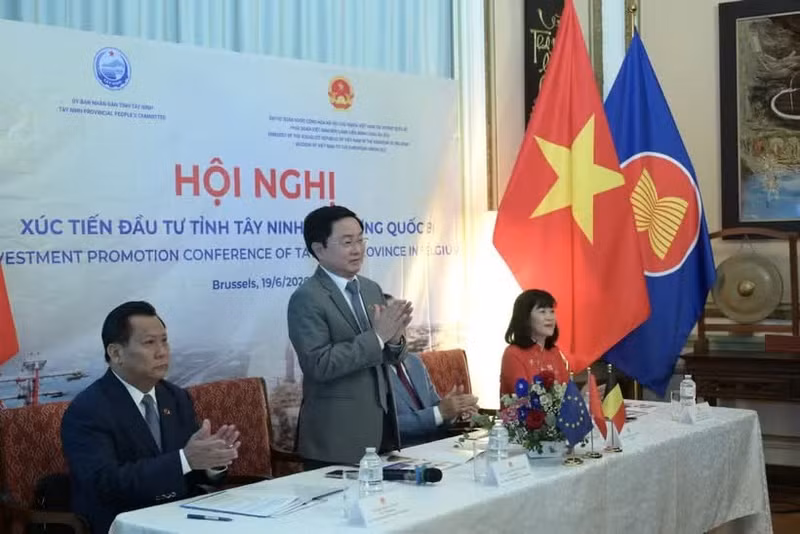 Nguyen Van Quyet, membre du Comité central du Parti et secrétaire du Comité provincial du Parti de Tay Ninh, lors de la conférence. Photo : Baotayninh.