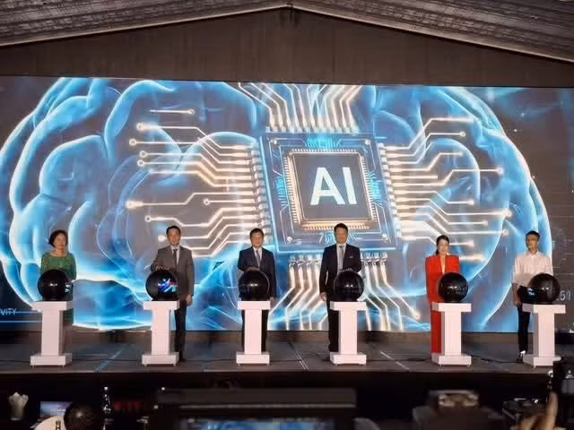 Représentants des co-organisateurs de l'AI Battle 2026 lors de la cérémonie de lancement. Photo : Baotintuc.
