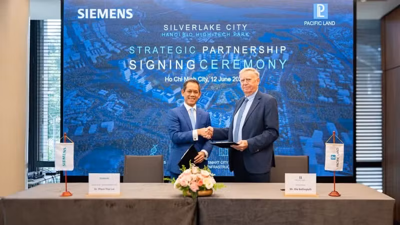 Les dirigeants de la société Siemens et de la société par actions Pacific Land lors de la cérémonie de signature du mémorandum d’accord de coopération.