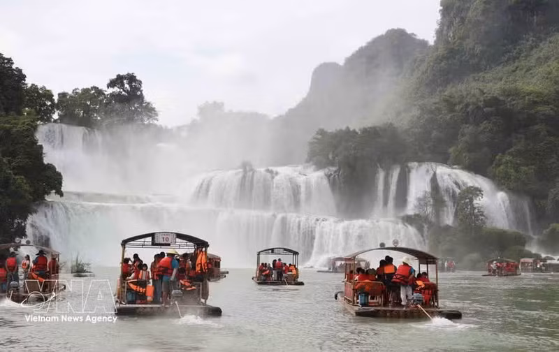 Des touristes aux chutes de Ban Giôc. Photo : VNA.
