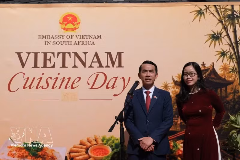 potal-huong-vi-viet-giua-long-pretoria-ban-hoa-tau-van-hoa-tu-tam-hon-nguoi-viet-8837776.jpg