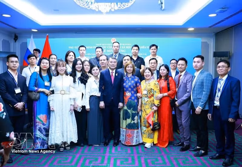 Le Premier ministre Le Minh Hung rencontre la communauté vietnamienne en Russie. Photo : VNA.