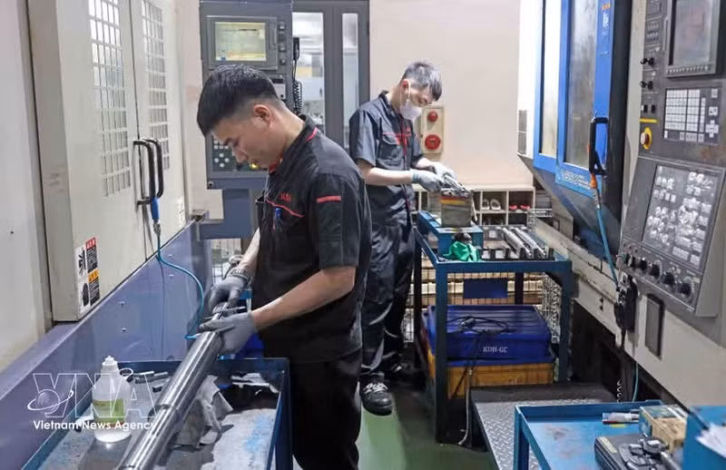 Fabrication de pièces pour les industries automobile et moto dans la compagnie KD Heat Technology, dans la zone industrielle de Diem Thuy, province de Thai Nguyen. Photo : VNA.