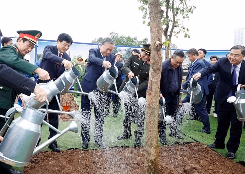 Le secrétaire général du Parti et président de la République To Lam et des délégués participent à la cérémonie de lancement du « Têt de plantation d’arbres en mémoire du Président Hô Chi Minh », au printemps 2026. Photo : VGP.