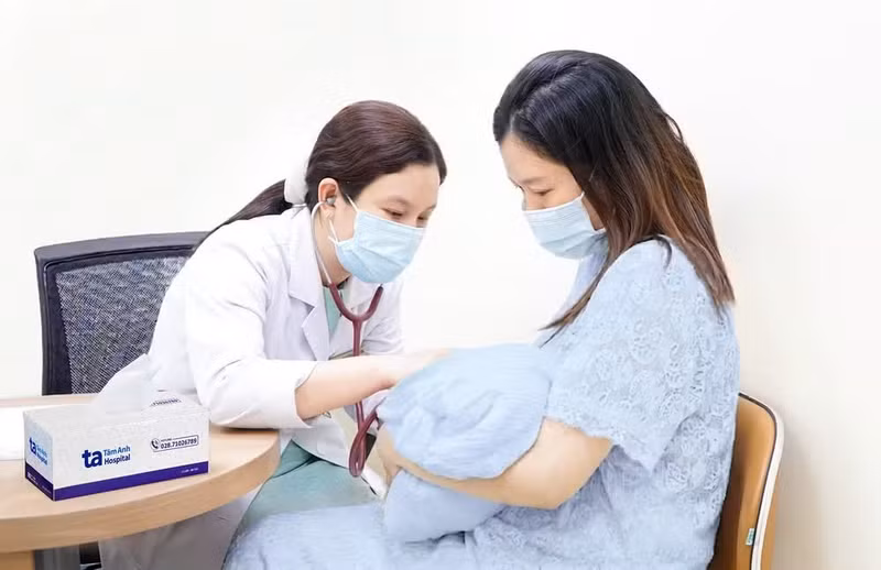 Un médecin procède à l’examen médical préalable à la vaccination d’enfants.