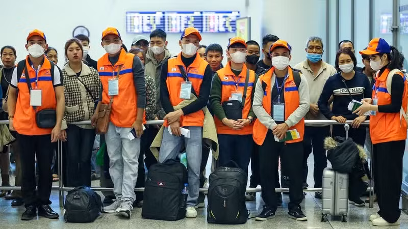 Au cours des cinq premiers mois, 53 159 travailleurs vietnamiens sont partis travailler à l’étranger dans le cadre de contrats de travail. Photo : Colab.