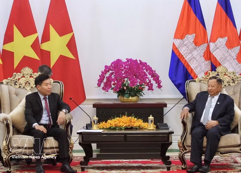 Le vice-président du PPC Say Chhum (à droite), reçoit le membre du Comité central et vice-ministre des Affaires étrangères du Vietnam, Nguyen Manh Cuong. Photo : VNA.
