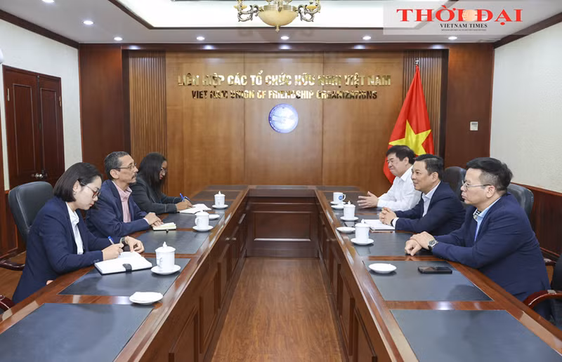 Dong Huy Cuong, vice-président de l’Union des organisations d’amitié du Vietnam, rencontre la délégation de l’Institut Simón Bolívar pour la paix et la solidarité entre les peuples (ISB). Photo : Thoi dai.