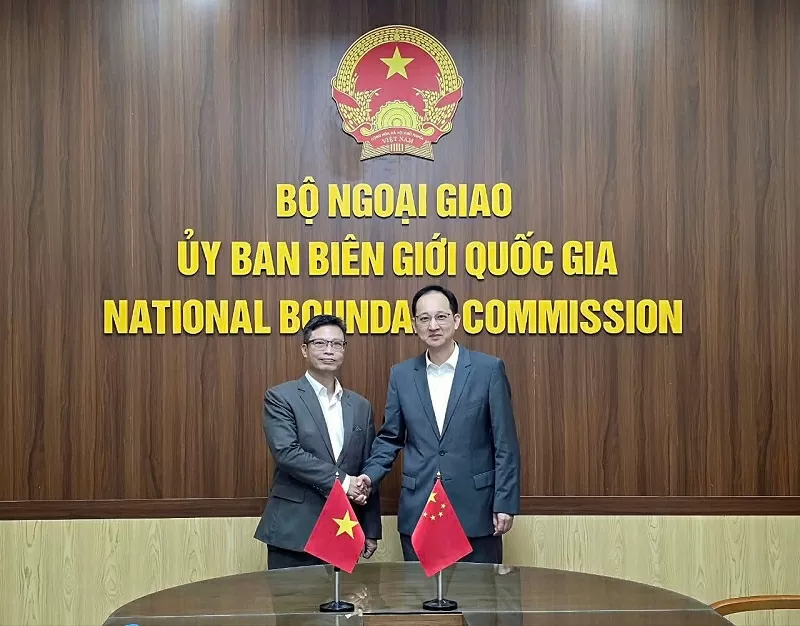 Trinh Duc Hai, président du Comité national des frontières, et Wang Quan, chargé d’affaires par intérim de l’Ambassade de Chine au Vietnam. Photo : Baoquocte.