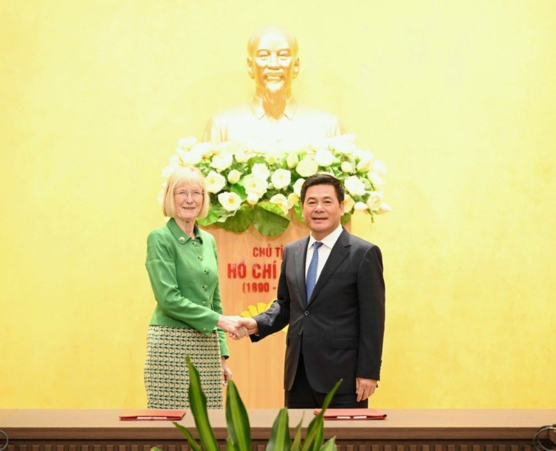 Le ministre de l’Industrie et du Commerce, Nguyen Hong Dien, et Mme Gillian Bird, nouvelle ambassadrice d’Australie. Photo : NDEL.